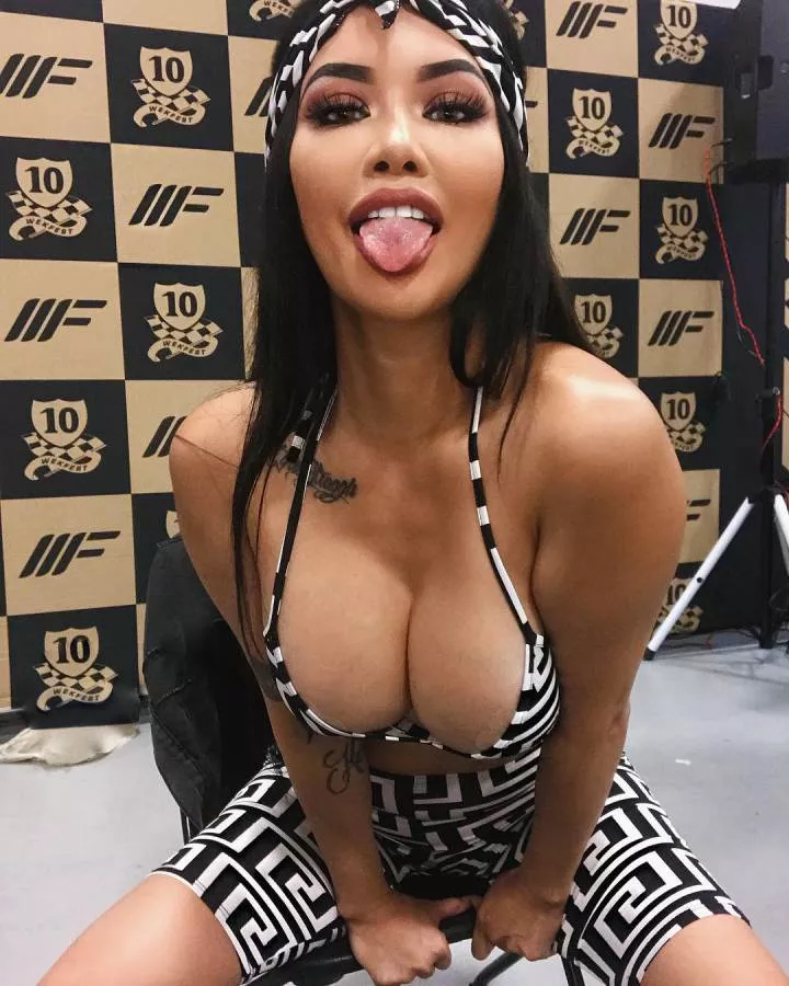 front boobs cleavage sexy