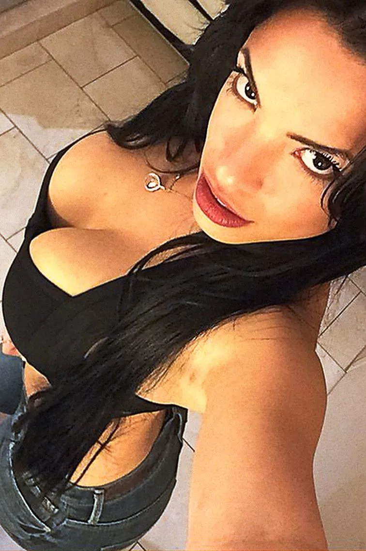 big tits girls cleavage selfies