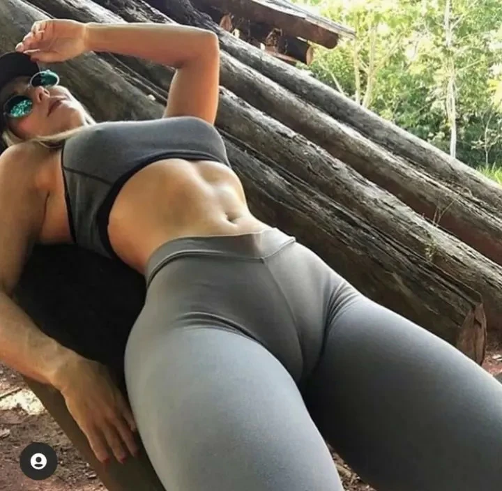 fit teen tight gray yoga pants showing camel toe