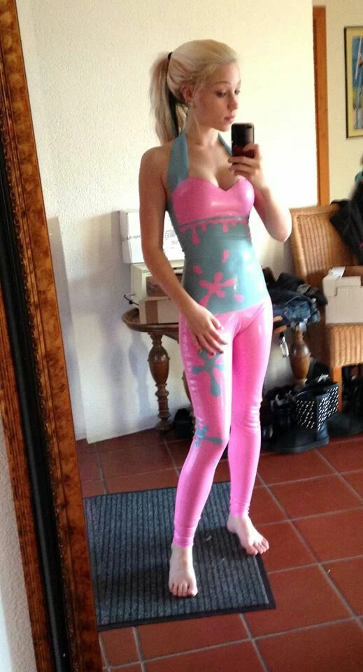 Picture of Amateur costume wearing babe in pink 