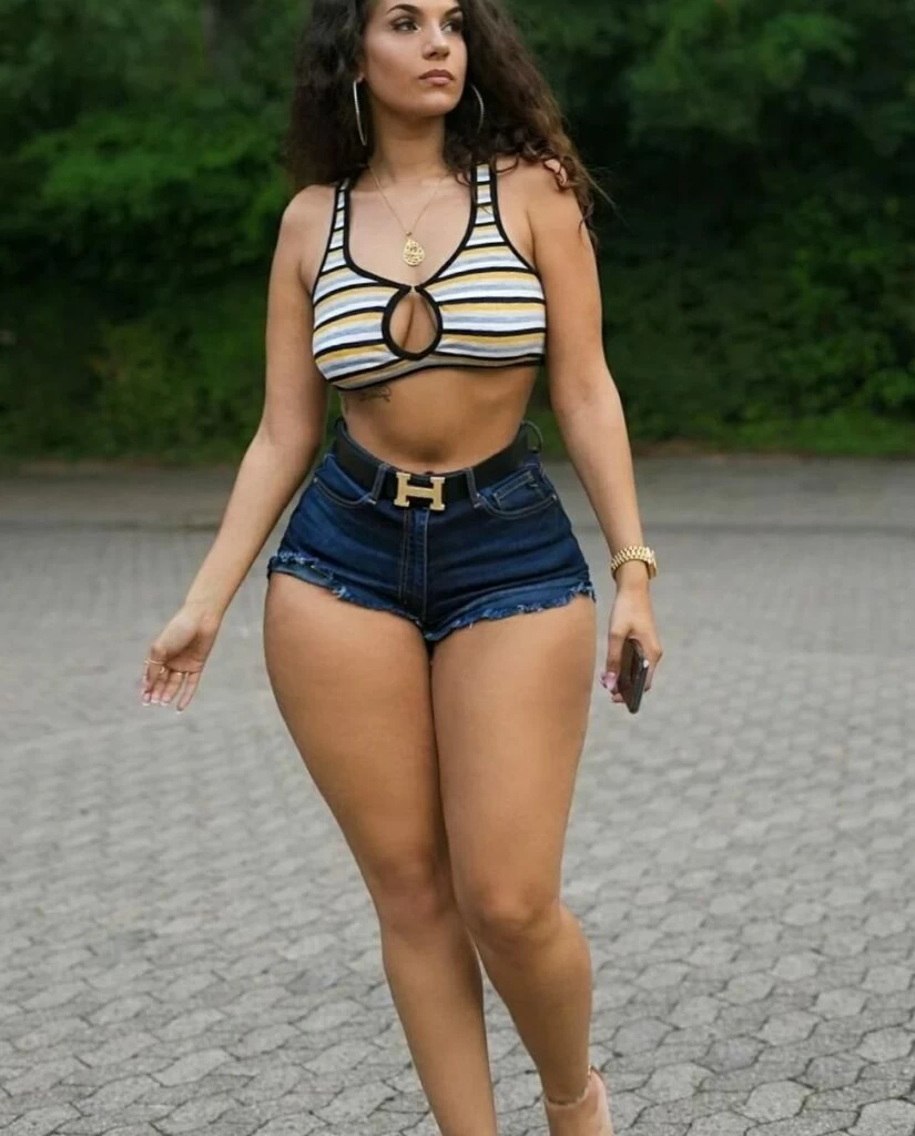 Picture of Exgirlfriend small waist wide hips 