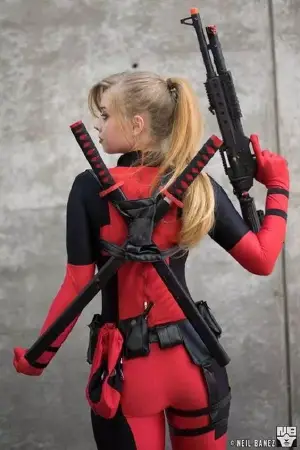 Cosplay babe Deadpool