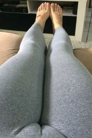Close up caneltoe grey leggins