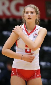Babe Rocks Tight Shorts in Volleyball Match