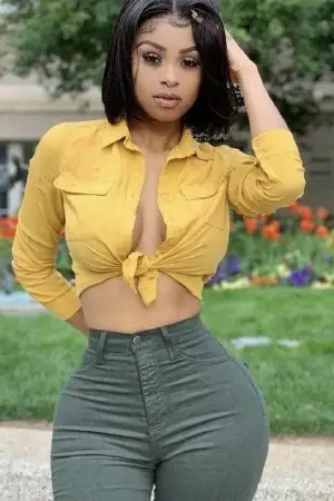 View image ebony babe with sexy wide hips in jeans