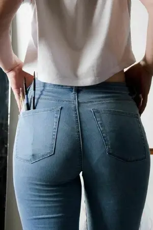 Jeans babe with amazing ass 