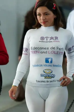 View image closeup massive pussy bulge in white tight yoga pants