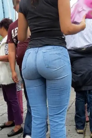 View image ebony babe with sexy wide hips in jeans