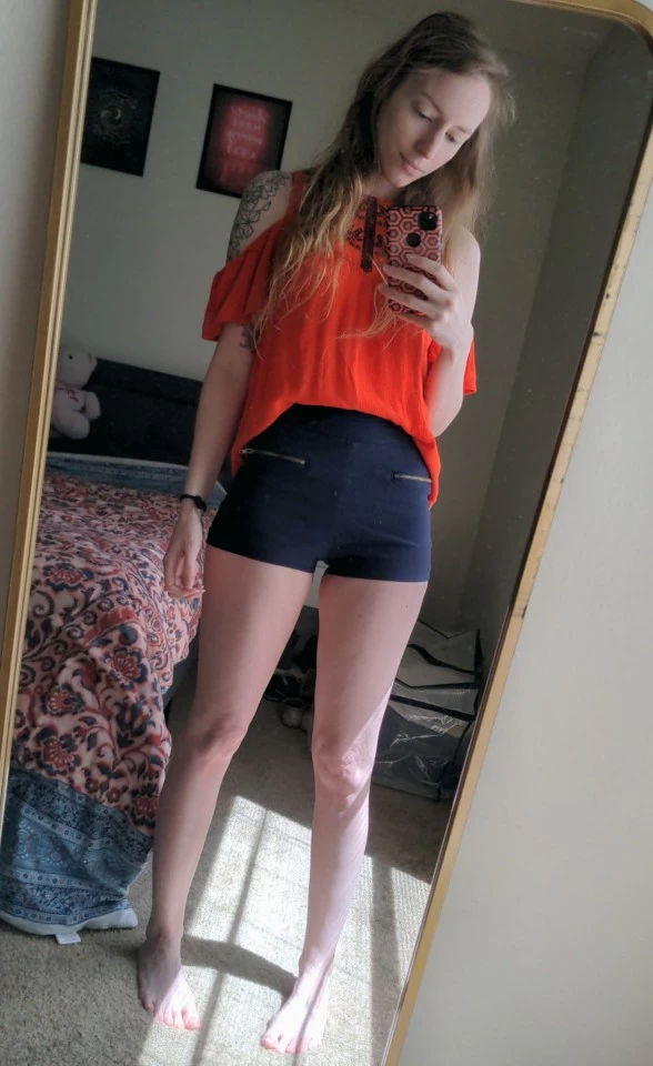 Picture of Selfie teen at home shows tight shorts on pussy mound 