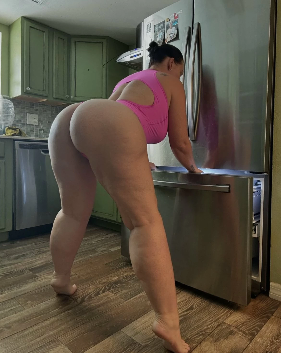 Todays free HQ Picture titled Sexy pawg wearing thong body sexily bending 
