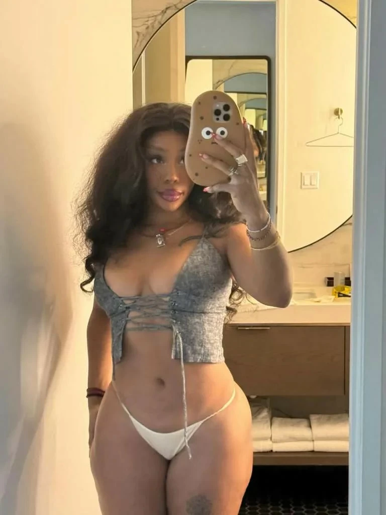 Sexy thicc ebony babe poses for selfie in panties 